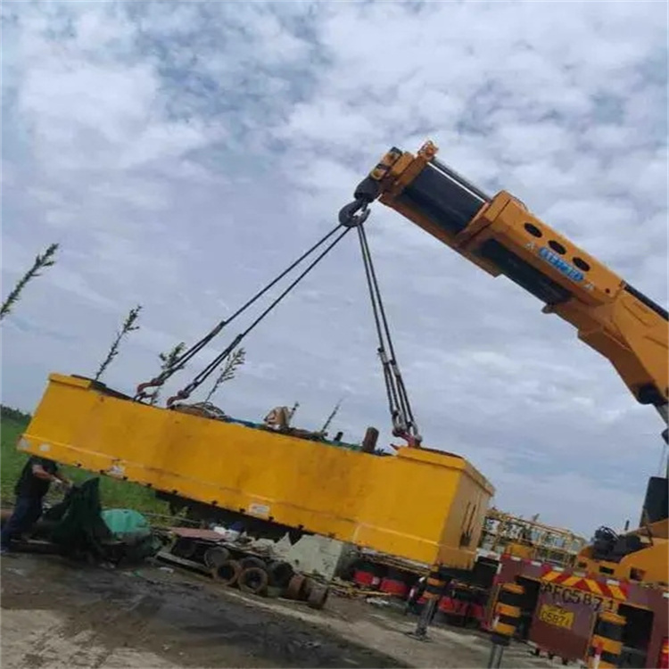 江岸吊运集装箱的吊车